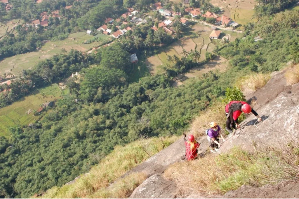 One Day Trip Panjat Tebing Via Ferrrata Gunung Parang 750 Mdpl dari Bekasi
